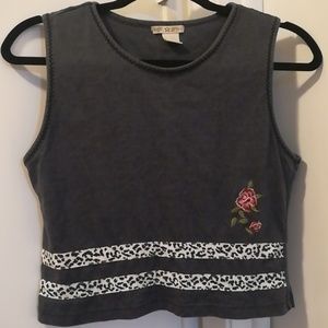 Trendy 🌹sleeveless crop tee🌹